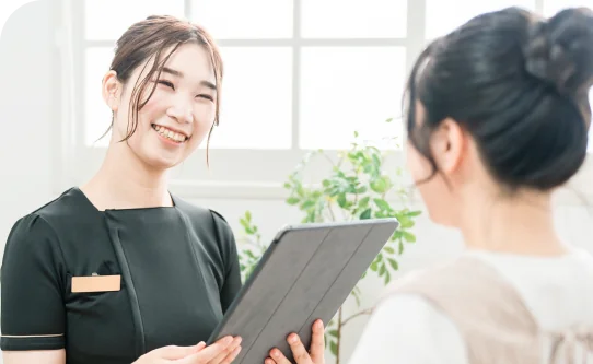 スタッフが丁寧に説明する様子
